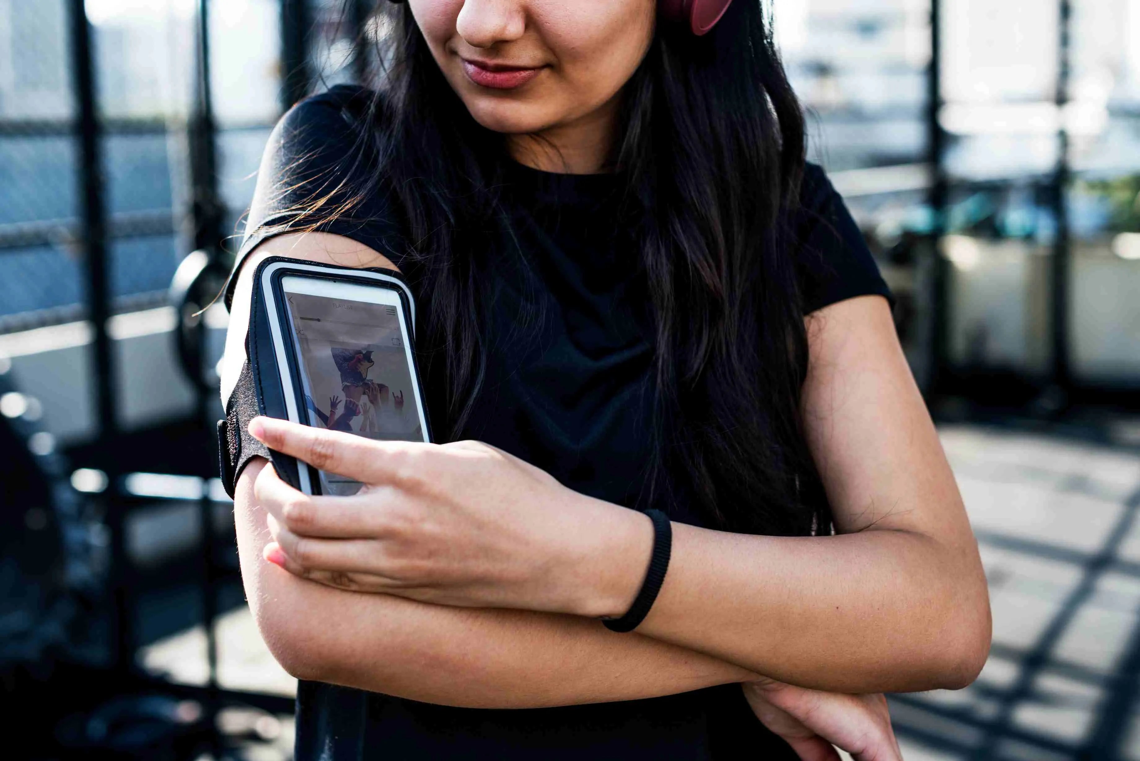 Why Cheap Armbands Slide Down And How the Armband Phone Grip Holder Dots Solve It
