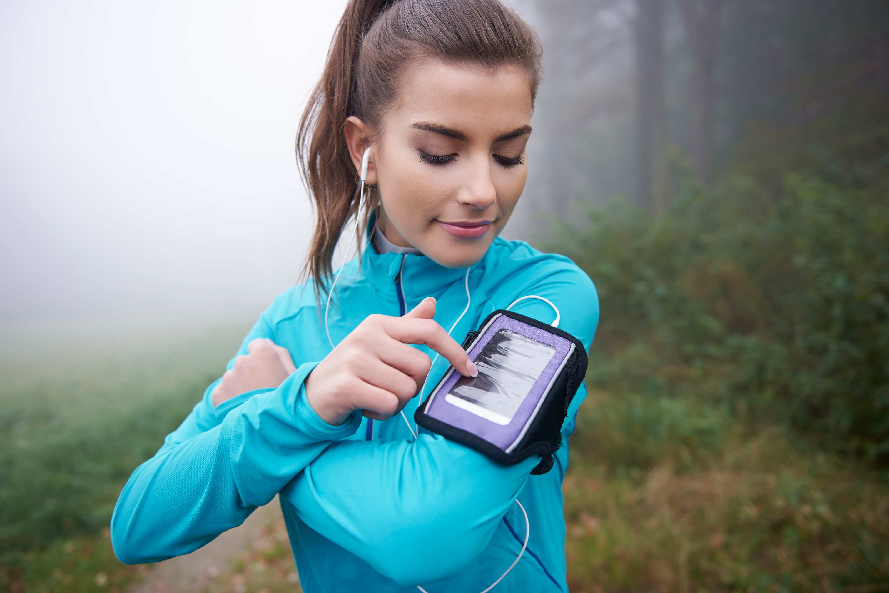 How Armband Phone Grip Holders Are Designed for Sweat Resistance and Comfort