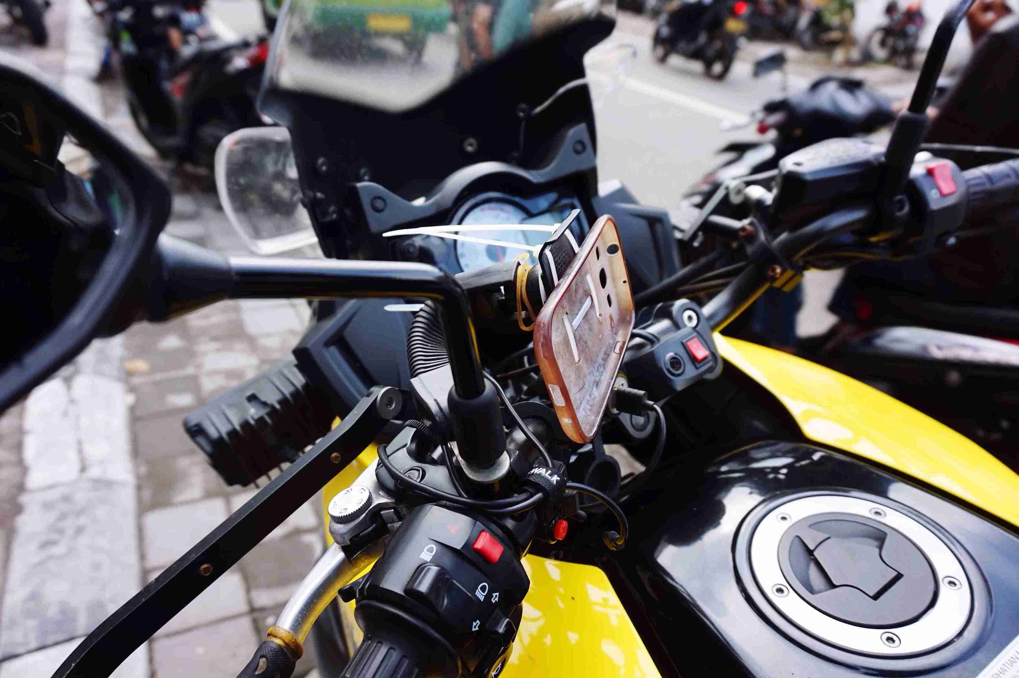 Clamp vs Strap: Which Motorcycle Handlebar Mount Is Right for You