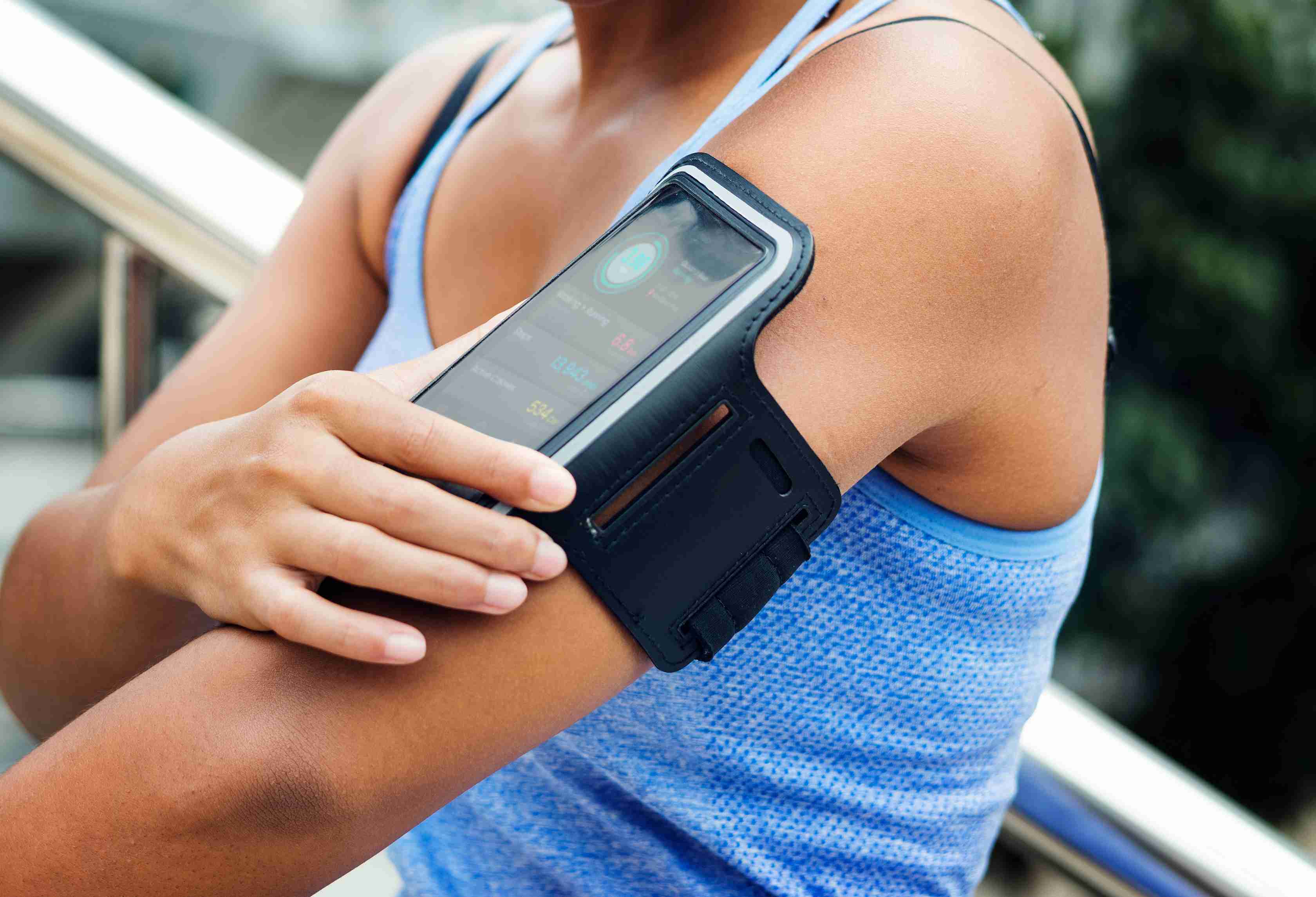 How an Armband Phone Grip Holder Helps You Stay Hands-Free at the Gym
